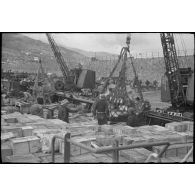 La campagne d'Italie : le général d'armée Jean de Lattre de Tassigny rend visite à la 9e DIC.