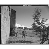 Les éclaireurs-skieurs sortent du refuge.