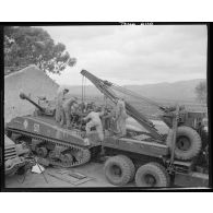 Un camion-grue enlève le moteur d'un char.