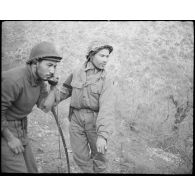 Les soldats vérifient le bon fonctionnement du téléphone.