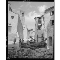 Debaliement des rues dans un village médiéval.