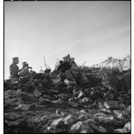 Le général de Monsabert observe à la jumelle le front italien.