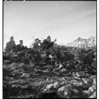 Le général de Monsabert discute de l'opération en cours sur le front d'Italie.