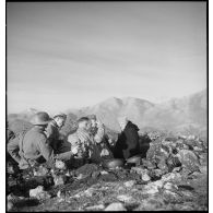 Le général de Monsabert discute de l'opération en cours sur le front d'Italie.