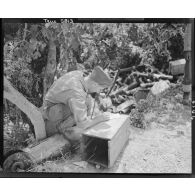 Un téléphoniste à son poste sur le front toscan.