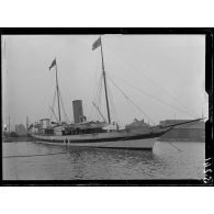 Le Havre. Le bateau-hôpital Paulina, ex Queen Alexandra. [légende d'origine]