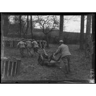 Boissicourt (Oise). Manoeuvre du canon de 58 T. [légende d'origine]