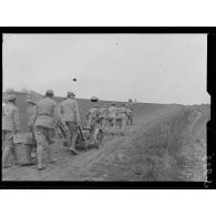 Boissicourt (Oise). Canon de 75 T. allant prendre position. [légende d'origine]