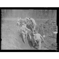 Boissicourt (Oise). Sortie d'un 75 T d'un trou de torpilles. [légende d'origine]