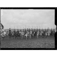Spahis. Revue du régiment passée pour la première fois par le colonel Du Jonchay. Remise de trois médailles militaires et cinq croix de guerre. [légende d'origine]