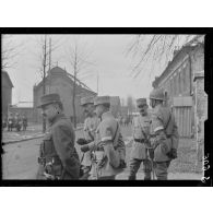 Remise de décorations et troupes anglaises dans la région d'Arras, mars 1916.