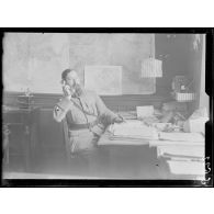 Le lieutenant interprète américain Leroy du 2e bureau E.M. 10e armée. [légende d'origine]