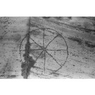 Un signe gravé au sol des petits Propylées sur le site des ruines antiques d'Éleusis (Elefsina).