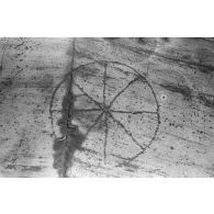 Un signe gravé au sol des petits Propylées sur le site des ruines antiques d'Éleusis (Elefsina).