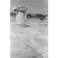 Un signe gravé au sol des petits Propylées sur le site des ruines antiques d'Éleusis (Elefsina).