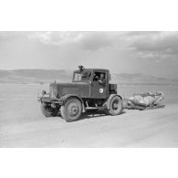 Un tracteur Hanomag SS 100 achemine les bombes jusqu'aux appareils du Kampfgeschwade 26.