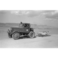 Un tracteur Hanomag SS 100 achemine les bombes jusqu'aux appareils du Kampfgeschwade 26.