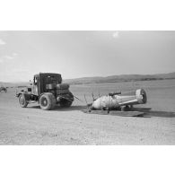 Un tracteur Hanomag SS 100 achemine les bombes jusqu'aux appareils du Kampfgeschwade 26.