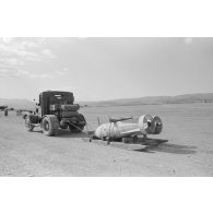 Un tracteur Hanomag SS 100 achemine les bombes jusqu'aux appareils du Kampfgeschwade 26.