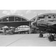 Des bombardiers Heinkel He-111 du Kampfgeschwader 26 sous les hangars du terrain d'aviation d'Eleusis.
