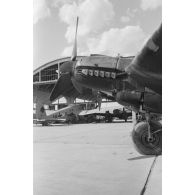 Des bombardiers Heinkel He-111 du Kampfgeschwader 26 sous les hangars du terrain d'aviation d'Eleusis.