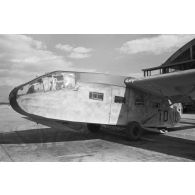Sur le terrain d'aviation d'Eleusis, le planeur Gotha Go-242 codé TD+IU.