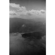 Les paysages qui s'offrent à l'équipage et au reporter lors d'une mission de reconnaissance du 123e groupe de reconnaissance.