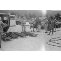 Sur un quai utilisé par les hydravions Dornier DO-24 du Seenotstaffel 7, une ambulance et des brancards attendent des blessés d'une unité de transport.