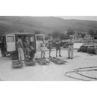 Sur un quai utilisé par les hydravions Dornier DO-24 du Seenotstaffel 7, une ambulance et des brancards attendent des blessés d'une unité de transport.