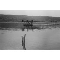 Un hydravion Dornier Do-24 du Seenotstaffel 7 se rapproche de la base de l'unité avec à son bord des blessés d'une unité de transport.