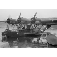 Un hydravion Dornier Do-24 du Seenotstaffel 7 se rapproche de la base de l'unité avec à son bord des blessés d'une unité de transport.