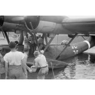 Déchargement et prise en charge de blessés par un équipage d'hydravion Dornier Do-24 du Seenotstaffel 7.