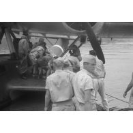 Déchargement et prise en charge de blessés par un équipage d'hydravion Dornier Do-24 du Seenotstaffel 7.