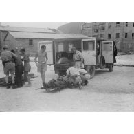 Prise en charge de blessé d'une unité de transport après leur récupération par un équipage d'hydravion Do-24 du Seenotstaffel 7.