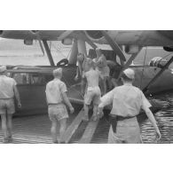 Déchargement et prise en charge de blessés par un équipage d'hydravion Dornier Do-24 du Seenotstaffel 7.