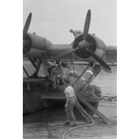 Déchargement et prise en charge de blessés par un équipage d'hydravion Dornier Do-24 du Seenotstaffel 7.