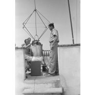 Sur le toit d'une maison côtière, un émetteur allemand a été installé.