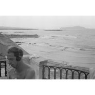 Sur le toit d'une maison côtière, un émetteur allemand a été installé.