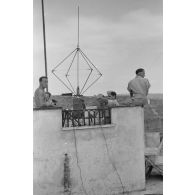 Sur le toit d'une maison côtière, un émetteur allemand a été installé.