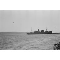 Un cargo de l'Axe amarré dans un port crétois occupé.