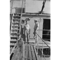 Dans la baie de la Sude (Souda Bay), le ravitaillement en pétrole d'un navire allemand.