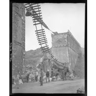 Les deux piliers Est du viaduc d'Anthéor et la voie ferrée détruits par des bombardements aériens.