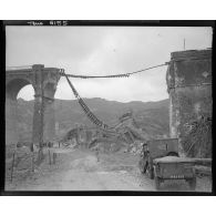 Les deux piliers Est du viaduc d'Anthéor et la voie ferrée détruits par des bombardements aériens.