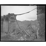 Les deux piliers Est du viaduc d'Anthéor et la voie ferrée détruits par des bombardements aériens.