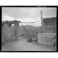 Les deux piliers Est du viaduc d'Anthéor et la voie ferrée détruits par des bombardements aériens.