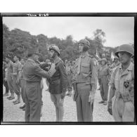 Le général de Lattre de Tassigny décore le fils du général Giraud de la Légion d'honneur.