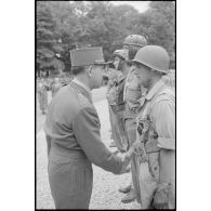 Remise de décorations par le général de Lattre de Tassigny.