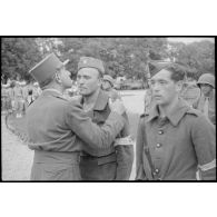 Remise de décorations par le général de Lattre de Tassigny.