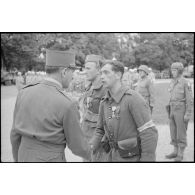 Remise de décorations par le général de Lattre de Tassigny.