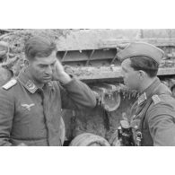 Deux sous-lieutenants devant un blindé Panzer-III de la 5.Panzer-Division, l'officier de gauche dépend du Leichte Flak Abteilung 71 (11.Panzer-Division).